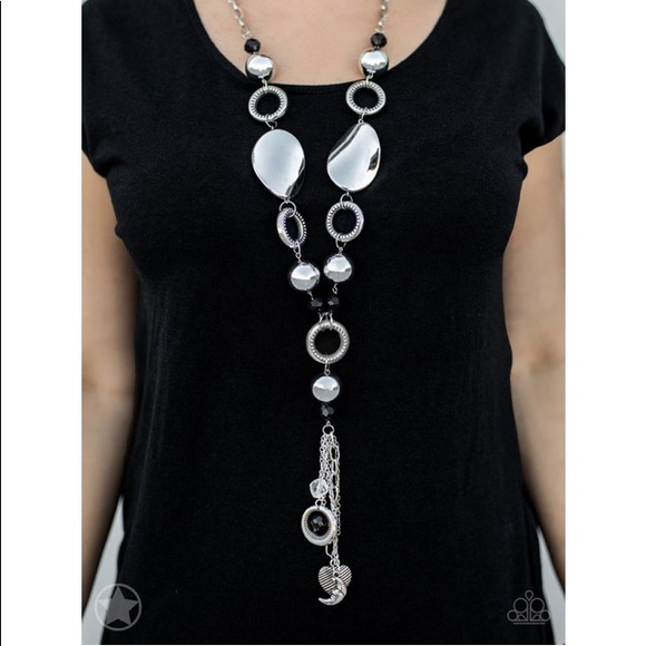 Jewelry - ♠️Beautiful Long Length Black & Silver Necklace♠️